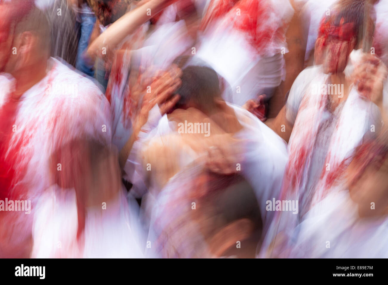 Les musulmans chiites, couverts dans leur propre sang, auto-flagellating, commémorant le jour de l'Achoura à Nabatieh, Liban. Banque D'Images