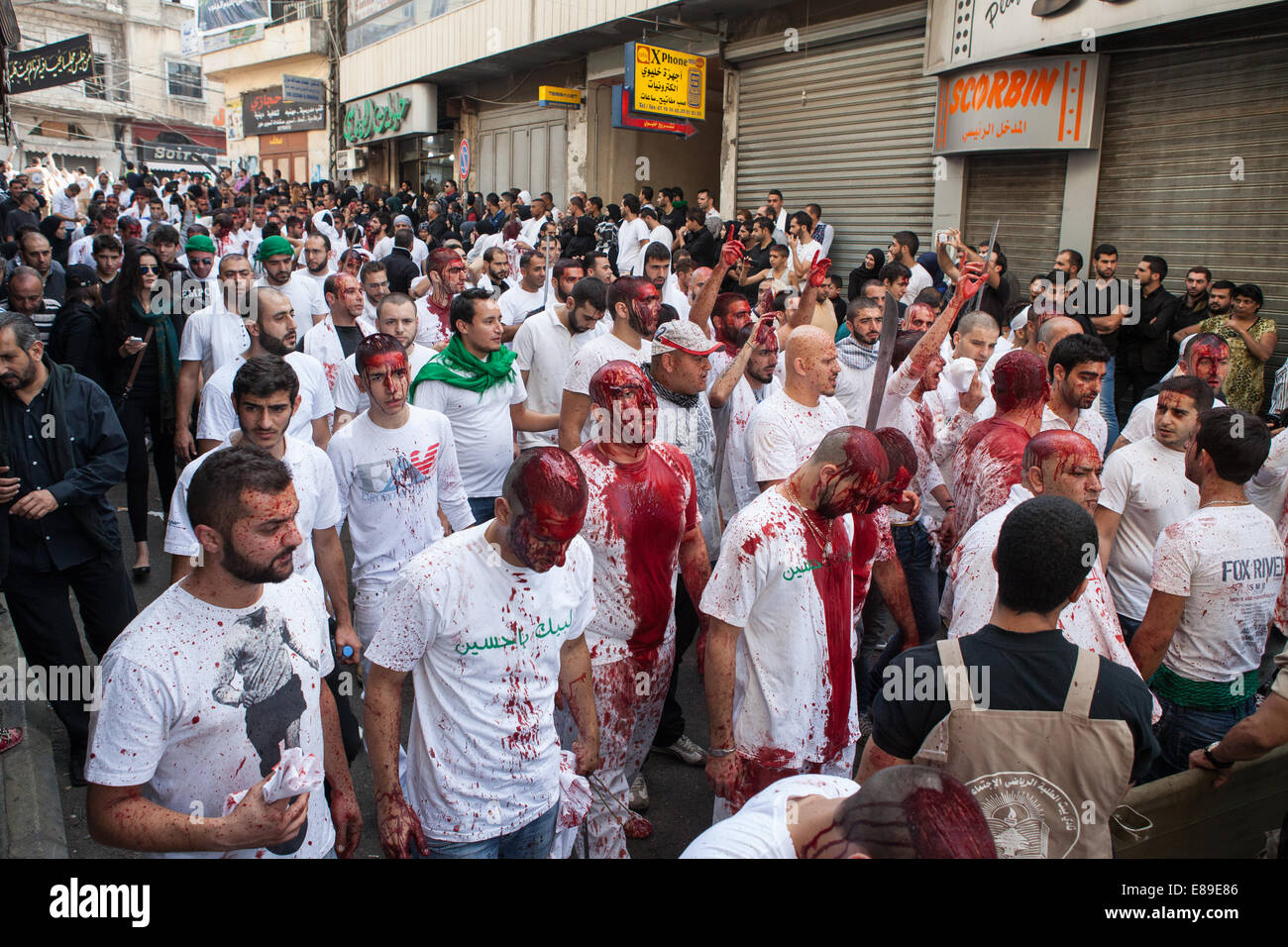 Une procession de musulmans chiites, certains couverts dans leur propre sang, commémorant le jour de l'Achoura à Nabatieh, Liban. Banque D'Images
