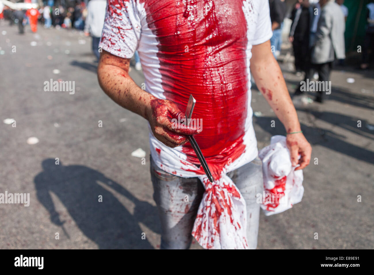 Un homme musulman chiite, l'exécution d'un rasoir, couvert de son propre sang, commémore le jour de l'Achoura à Nabatieh, Liban. Banque D'Images