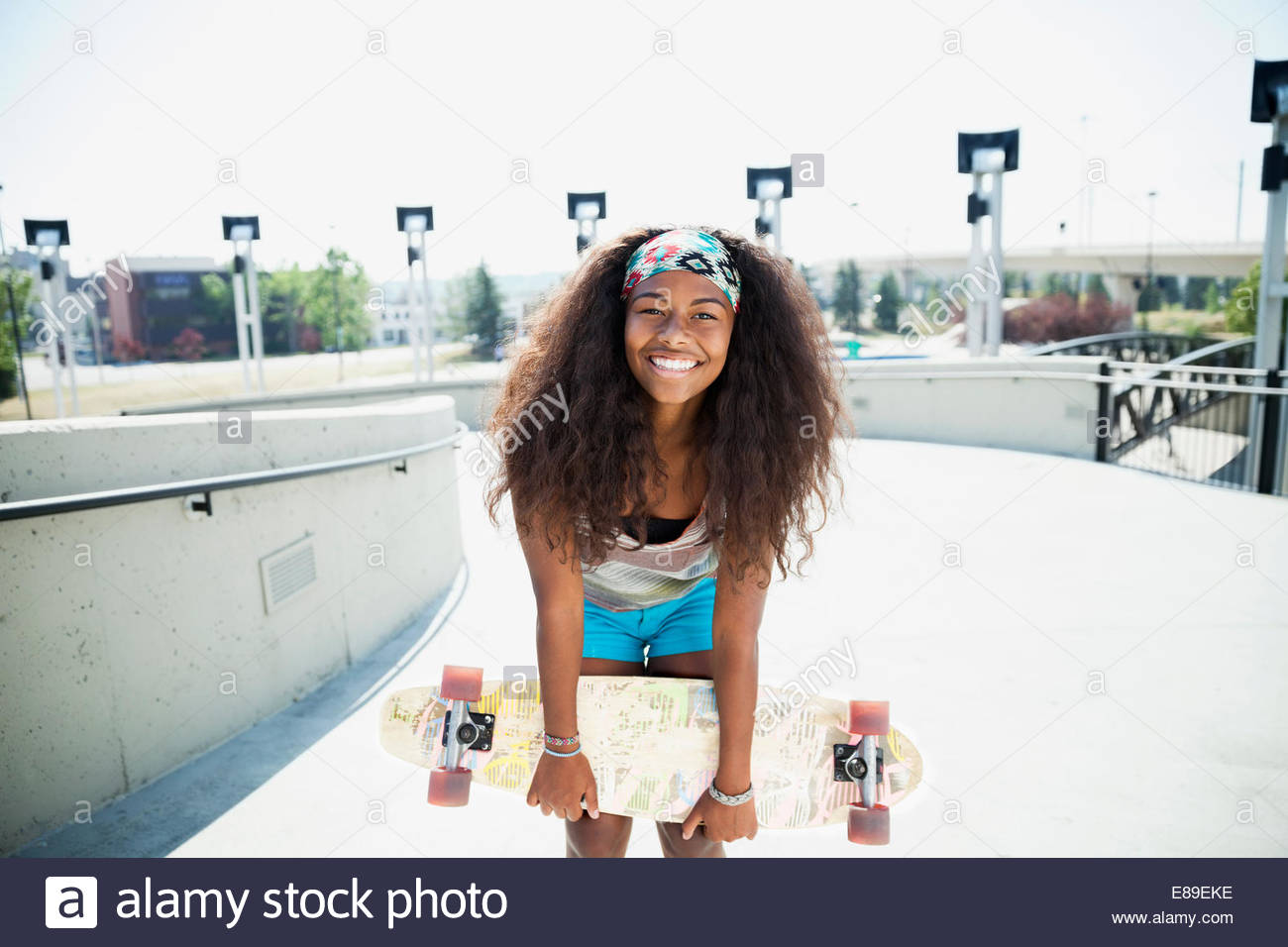 Portrait of teenage girl holding skateboard Banque D'Images