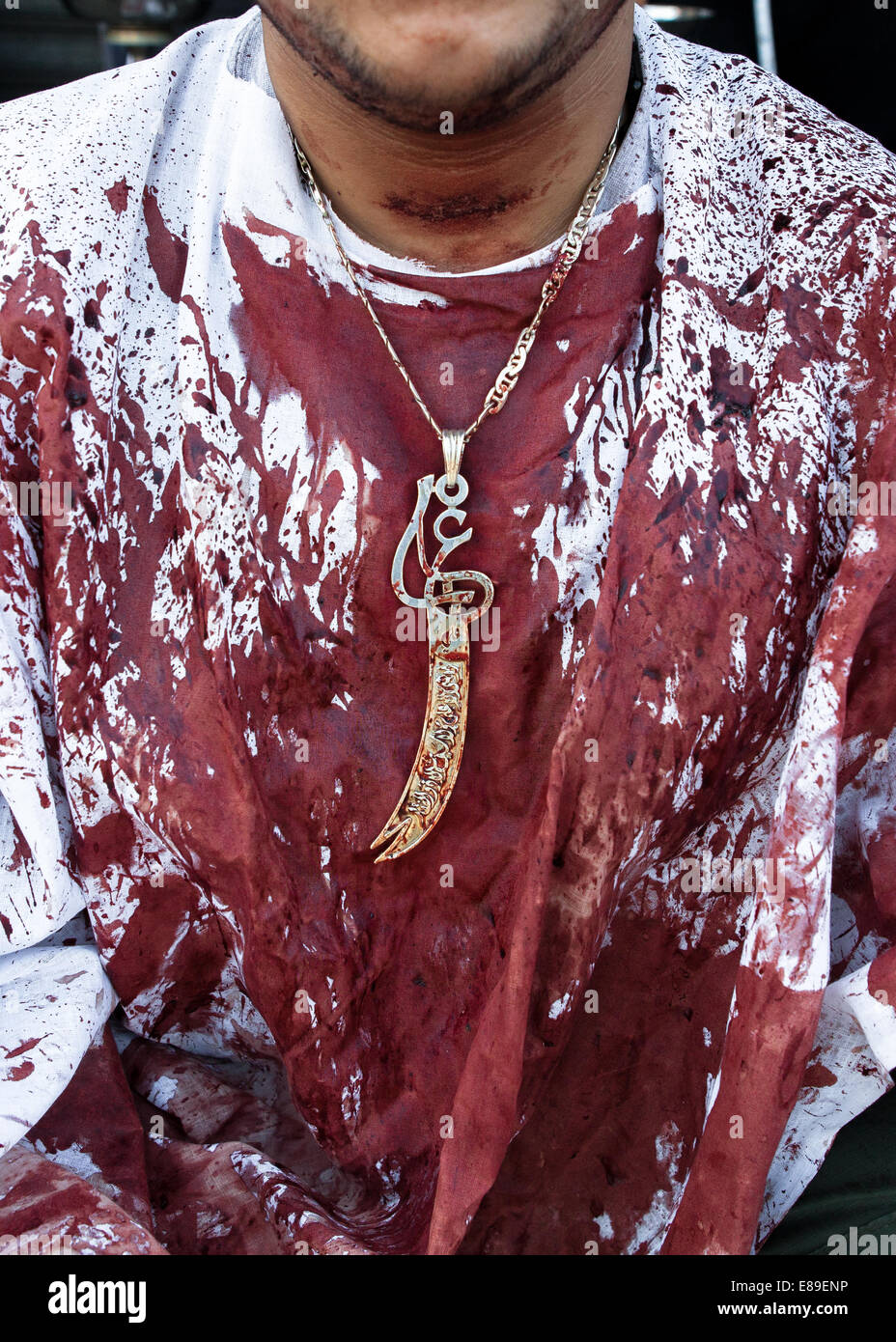 Un musulman chiite, couvert de sang, porte un pendentif de Zulfiqar, l'épée de l'Imam Ali, le jour de Achoura, Nabatieh, Liban. Banque D'Images