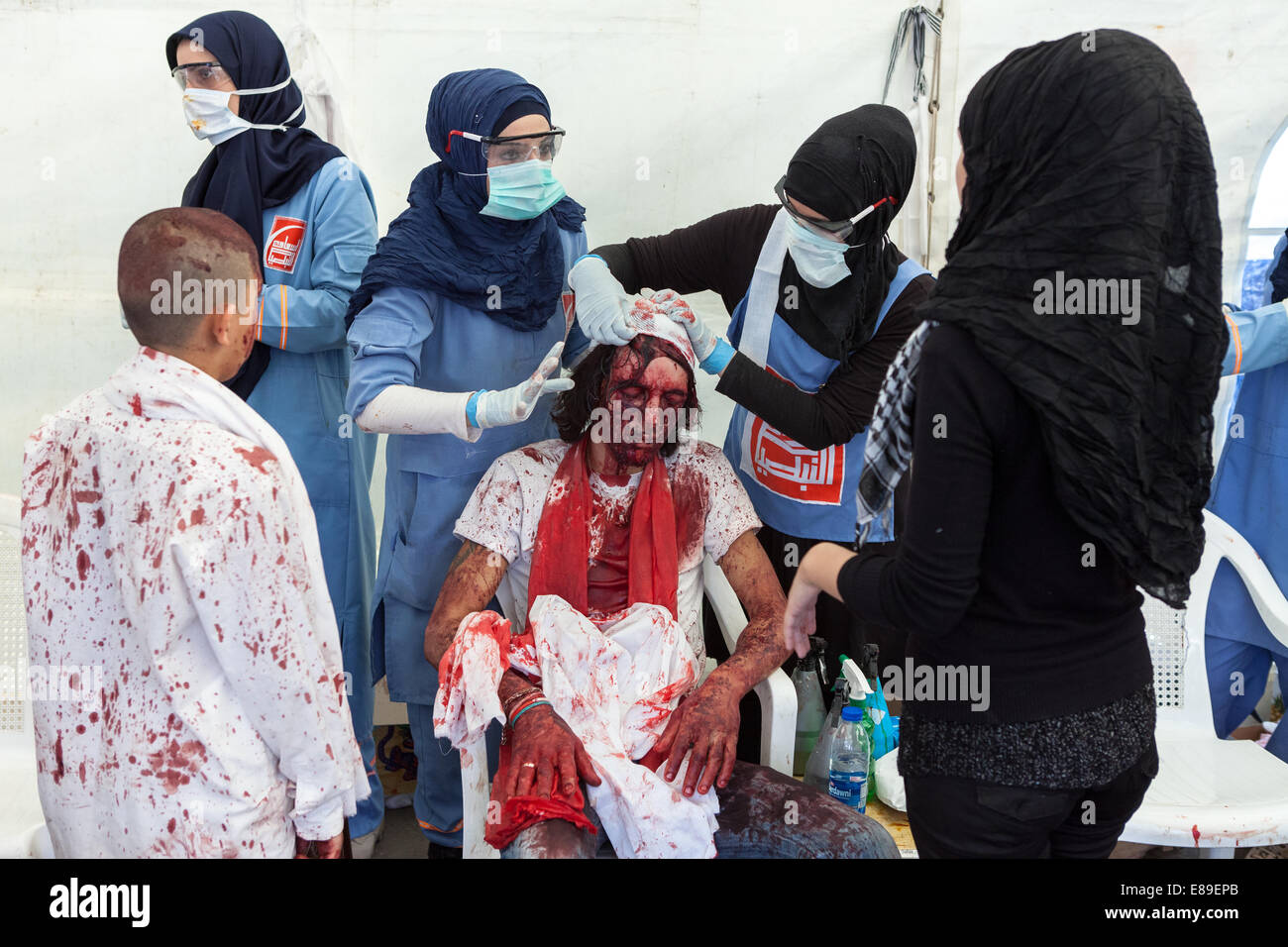 L'homme musulman chiite, couvert de son propre sang, de recevoir des soins médicaux, sur Achoura Journée à Nabatieh, Liban. Banque D'Images