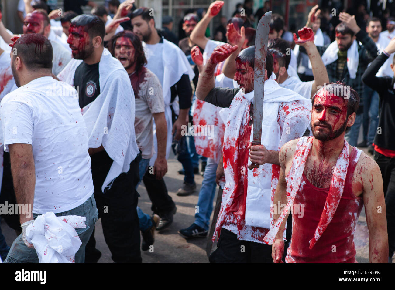 Les musulmans chiites couverts dans leur propre sang commémorer le jour de l'Ashoura et prendre part à l'auto-flagellation à Nabatieh, Liban. Banque D'Images