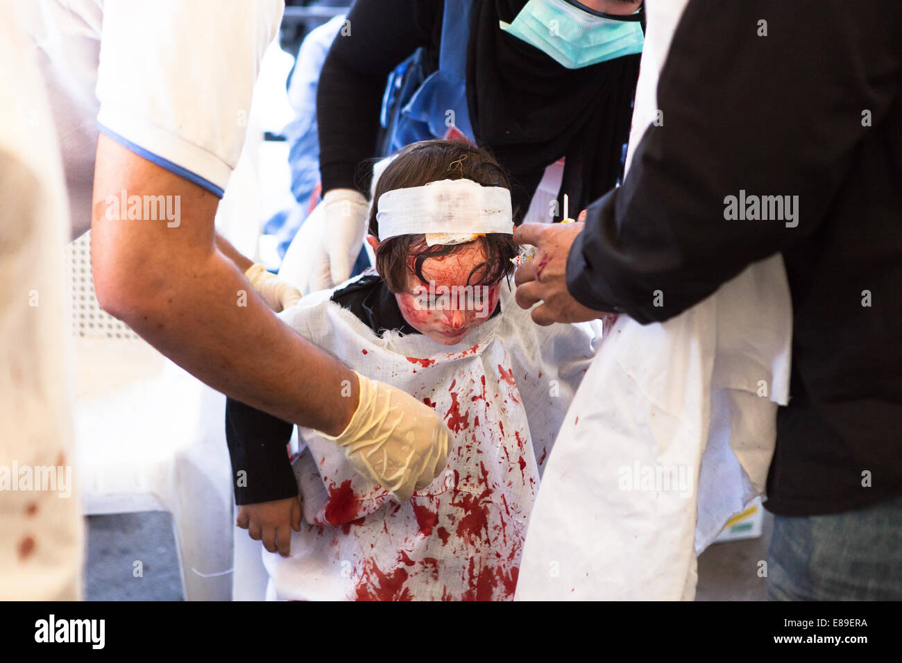 Un jeune garçon musulman chiite recevant des soins médicaux au cours de la journée d'Ashoura, Nabatieh, Liban. Banque D'Images