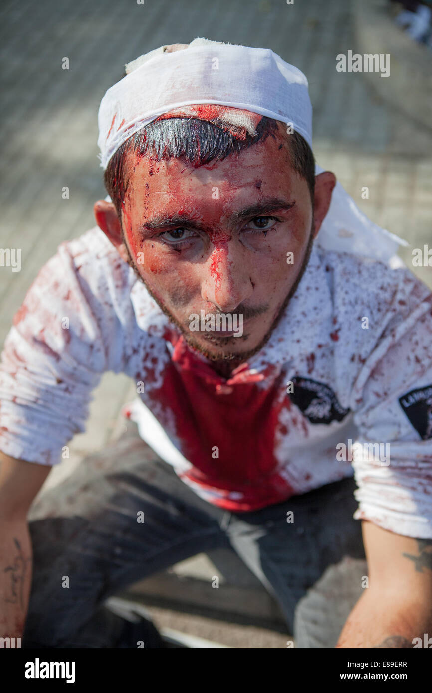 Un homme couvert de son propre sang, à Nabatieh, Liban, au cours d'Ashoura jour, à laquelle les musulmans chiites pleurer la mort de l'imam Husayn. Banque D'Images