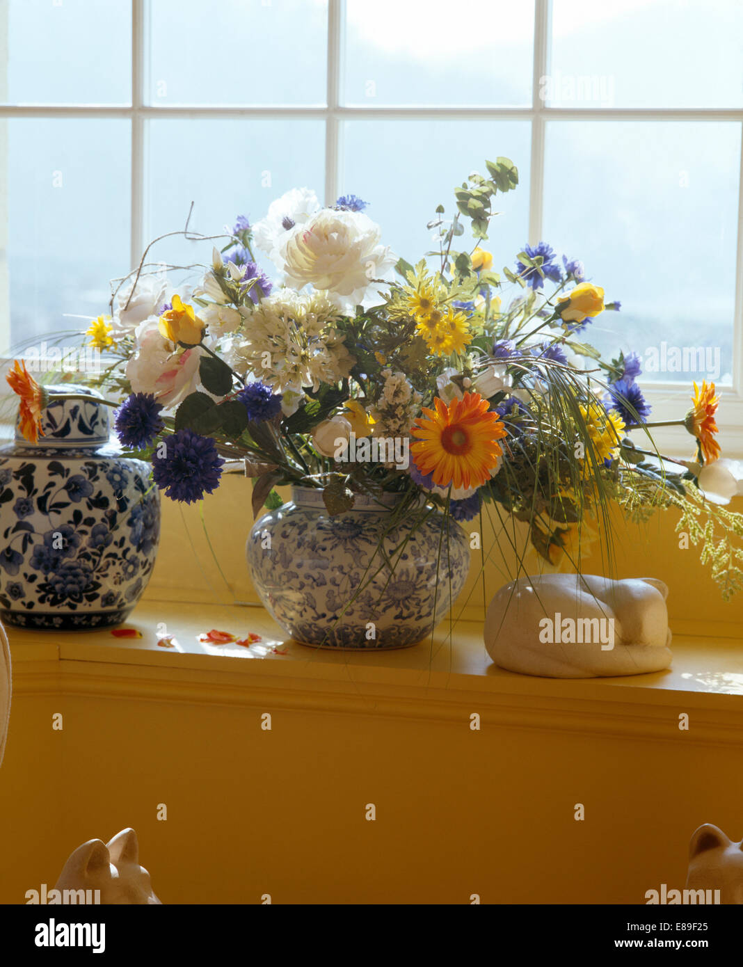 Still-Life de soucis et de bleuet bleu orange en bleu +white jug Banque D'Images