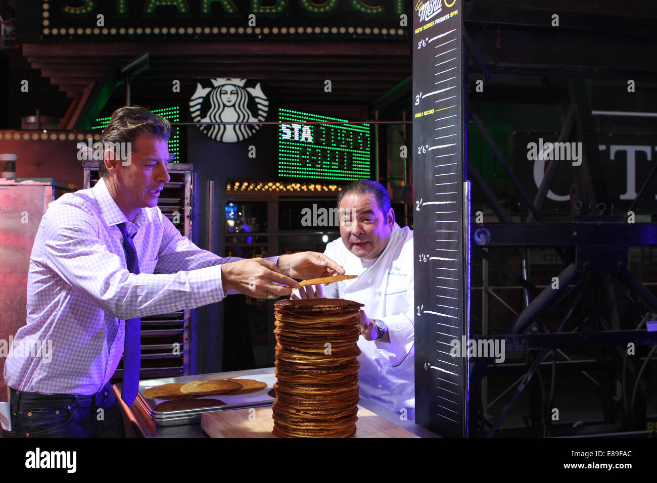 New York, USA. 2Nd Oct, 2014. La Télévision TNT tente de briser un record mondial Guinness pour la plus haute des mondes titre pile de crêpes avec le légendaire chef Emeril Lagasse et Ty Pennington stars de la nouvelle série de TNT concurrence ''Sur le menu '' le record a été battu dans Manhattan Times Square. Credit : Bruce Cotler/Globe Photos/ZUMA/Alamy Fil Live News Banque D'Images