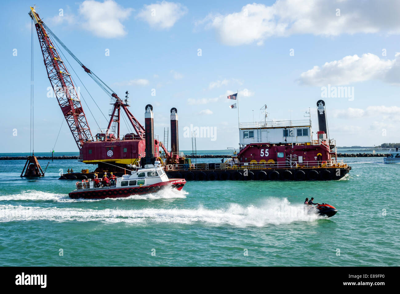 Miami Beach Florida,South Pointe SOFI,point,eau de l'océan Atlantique,Gouvernement coupé,dragage,barge,bateau,opération,grue,jet ski,WAVE Runner,Visitors trave Banque D'Images