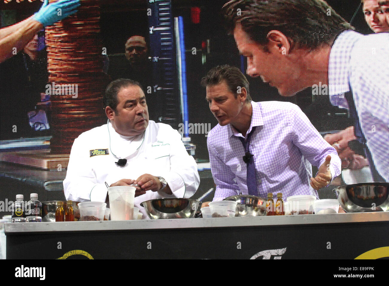 New York, USA. 2Nd Oct, 2014. La Télévision TNT tente de briser un record mondial Guinness pour la plus haute des mondes titre pile de crêpes avec le légendaire chef Emeril Lagasse et Ty Pennington stars de la nouvelle série de TNT concurrence ''Sur le menu '' le record a été battu dans Manhattan Times Square. Credit : Bruce Cotler/Globe Photos/ZUMA/Alamy Fil Live News Banque D'Images