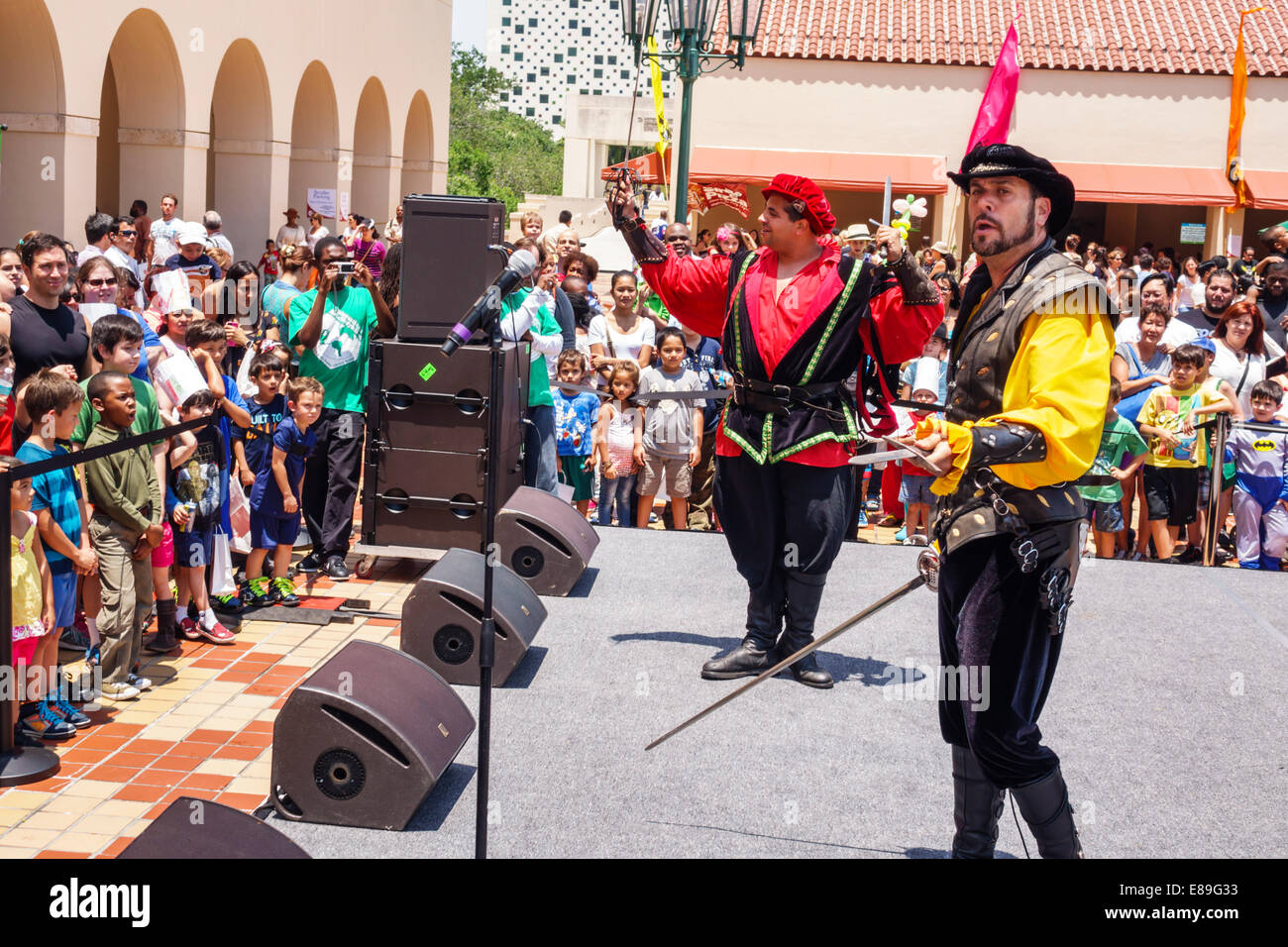 Miami Florida,Miami-Dade public Library,Festival annuel international d'art de la famille Storytelling,spectacle gratuit,homme hommes,renaissance médiévale,co Banque D'Images Miami Florida,Miami-Dade public Library,Festival annuel international d'art de la famille Storytelling,spectacle gratuit,homme hommes,renaissance médiévale,co Banque D'Images