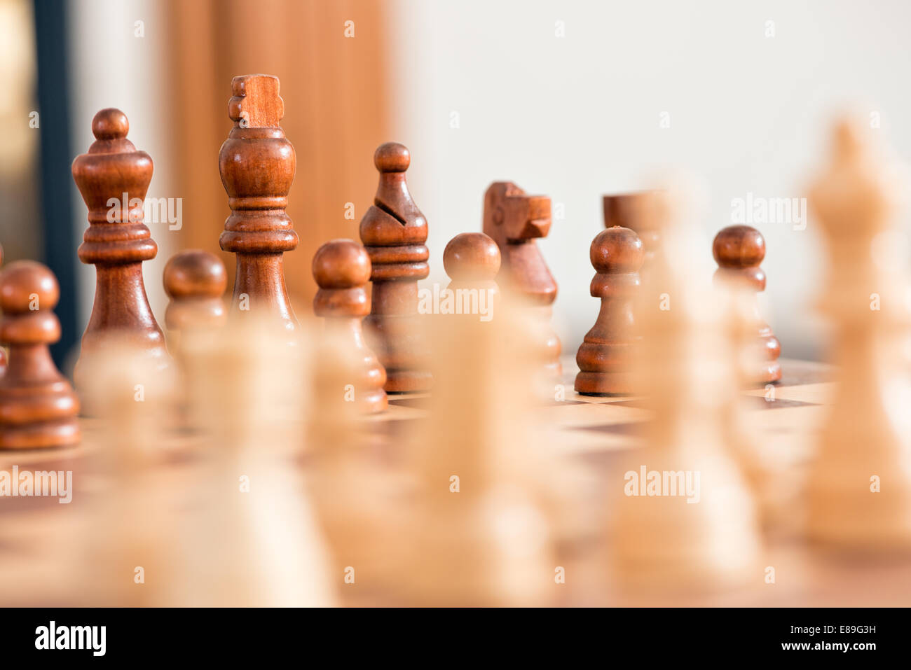 Pièces des échecs en bois face au large, à travers le jeux de plateau lors d'un match Banque D'Images