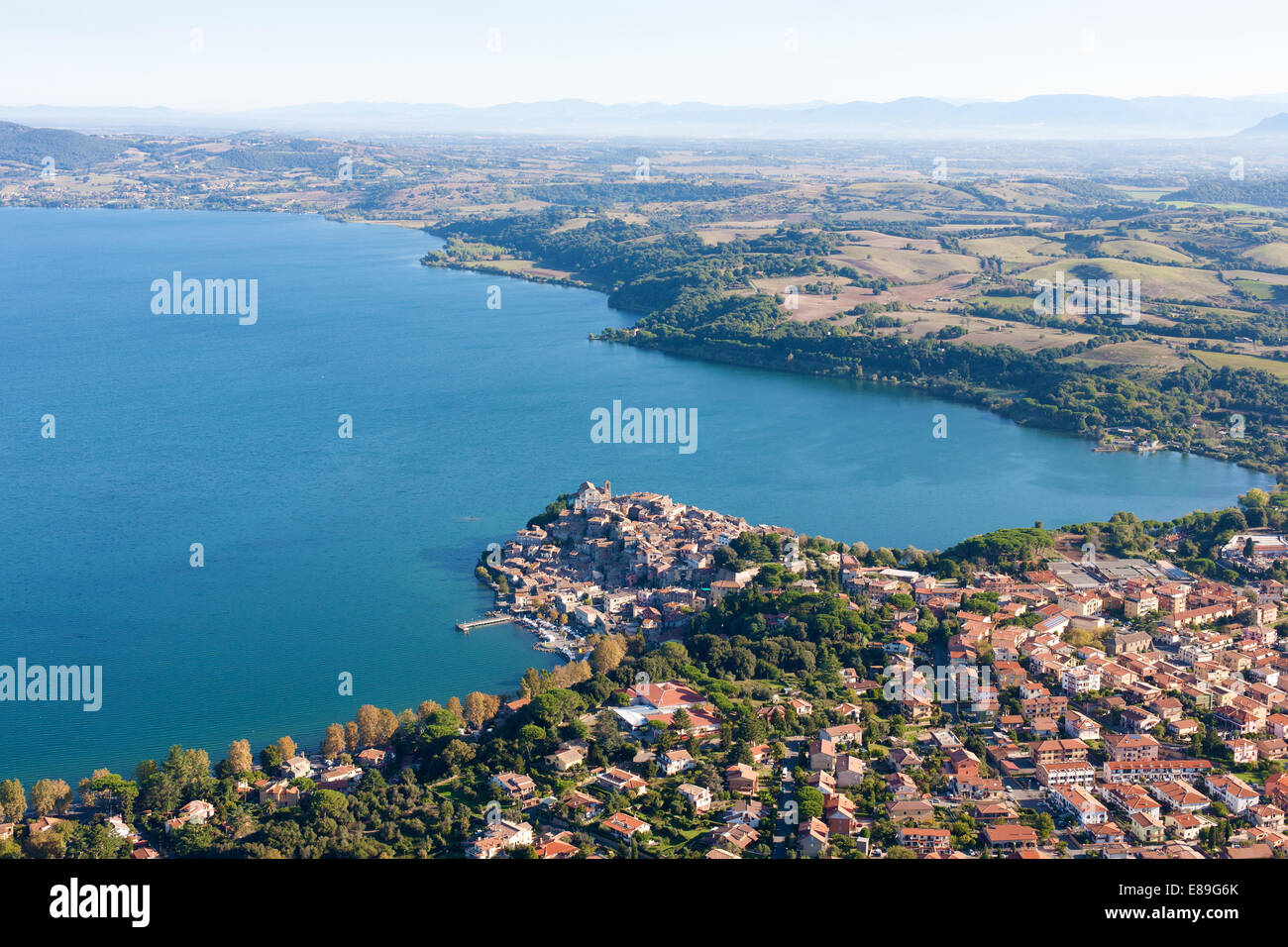 Ancienne ville de Clydebank sur le lac de Bracciano - Italie centrale Banque D'Images