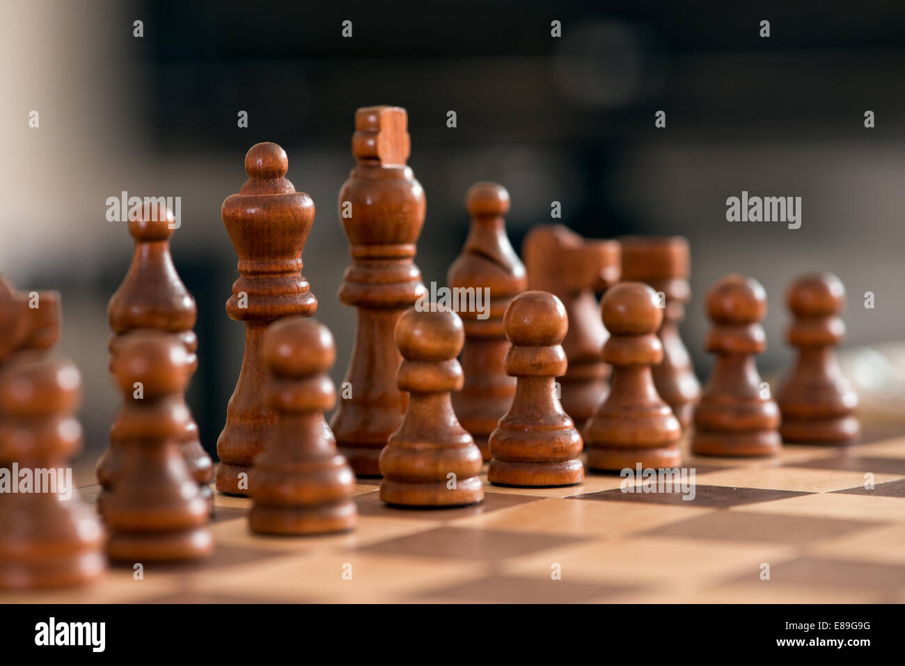 Pièces des échecs en bois face au large, à travers le jeux de plateau lors d'un match Banque D'Images