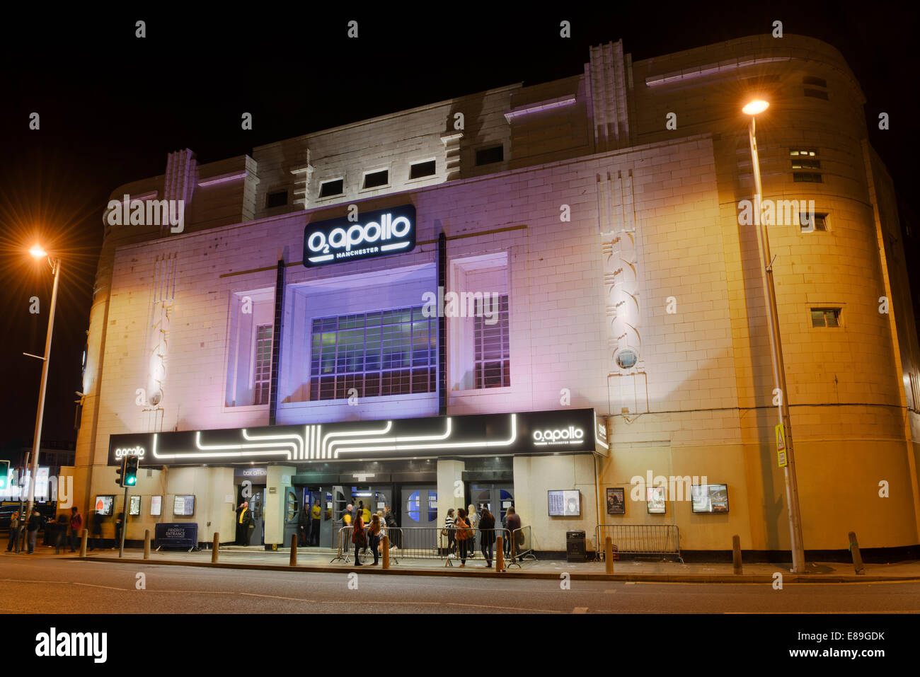 La salle de concerts O2 Apollo sur Stockport Road, Ardwick Green, à Manchester, prises sur une nuit sombre (usage éditorial uniquement). Banque D'Images