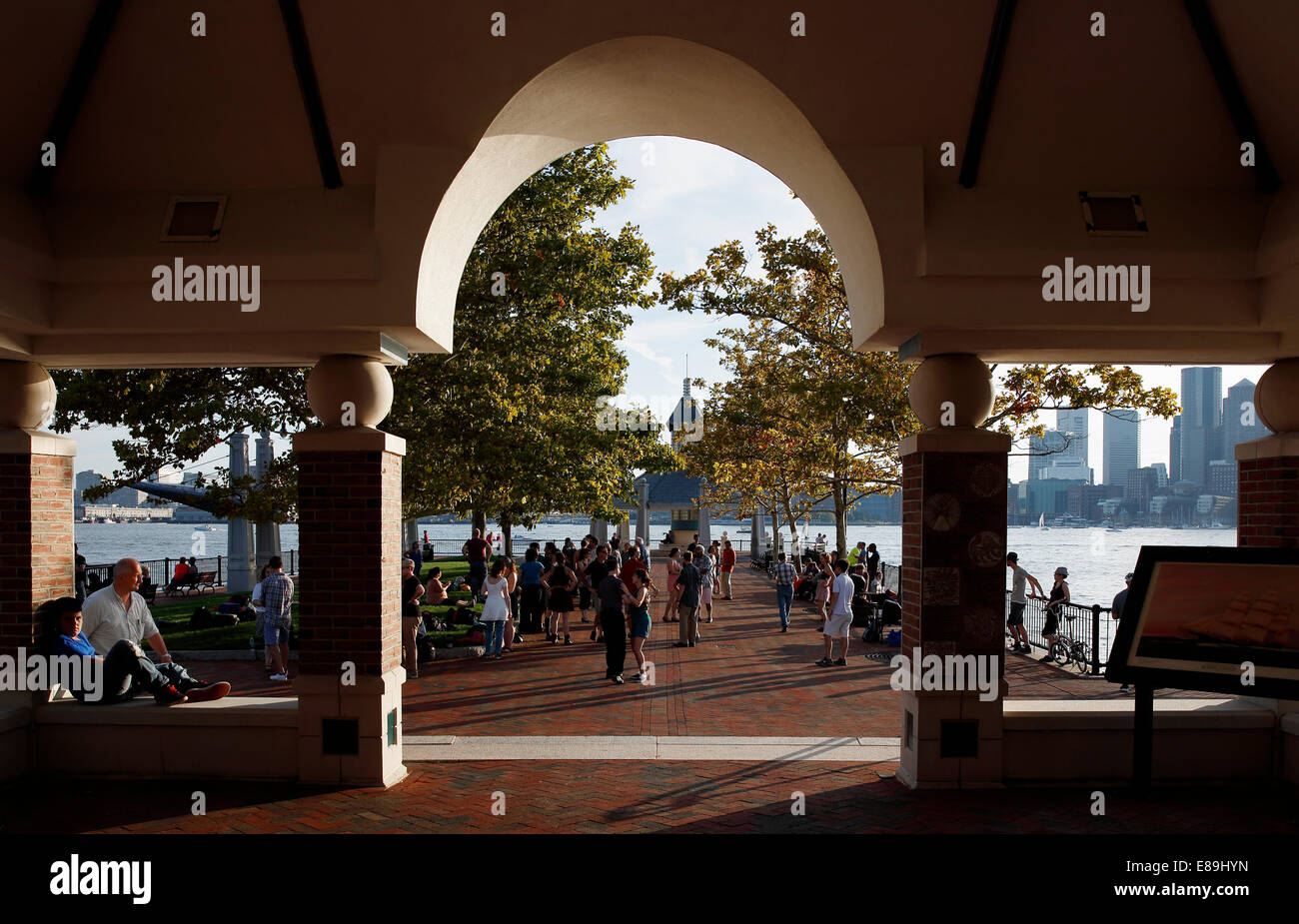 Un groupe de personnes en danse swing Piers Park, Boston, Massachusetts, USA Banque D'Images