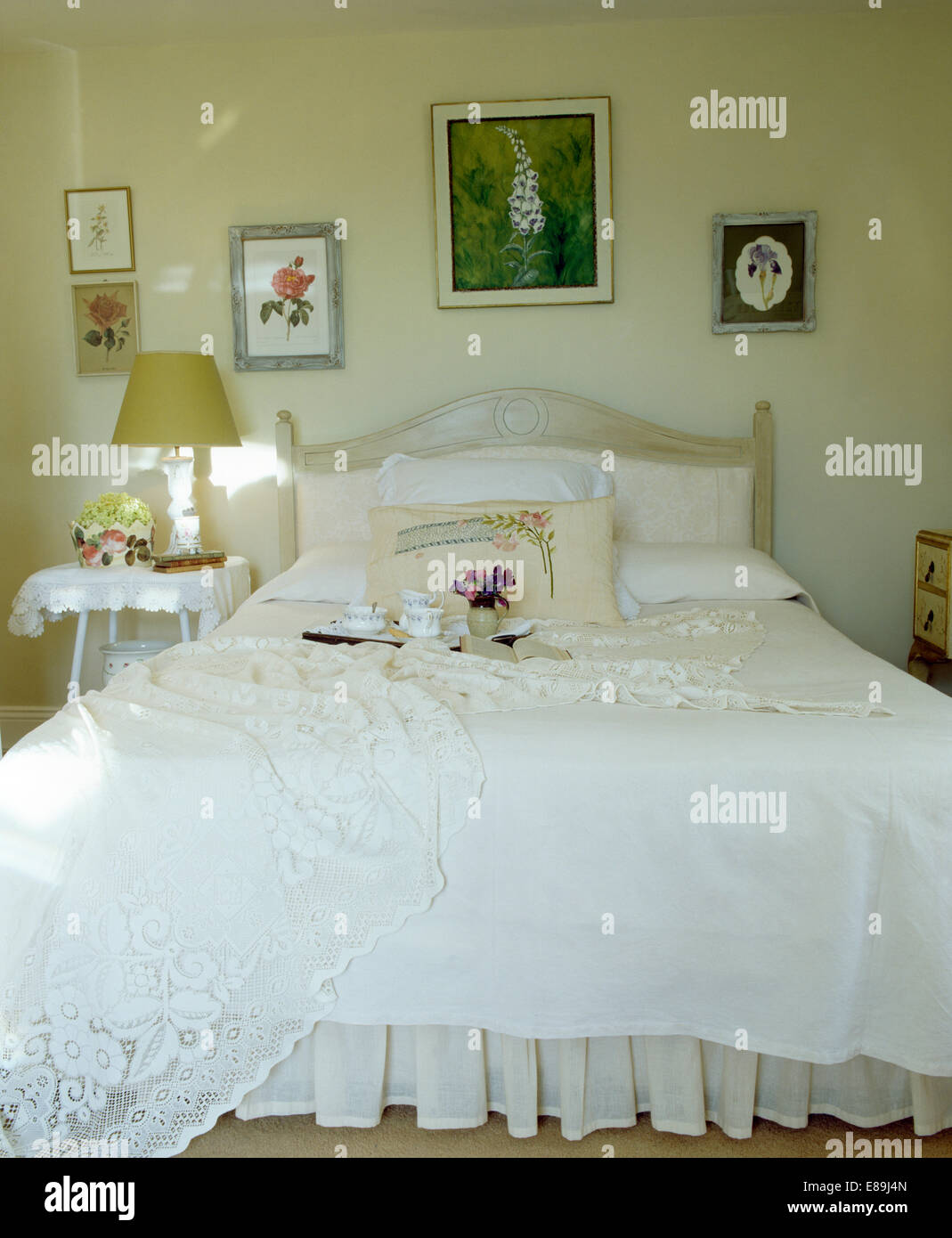 Couvre-lit blanc en dentelle sur lit avec couette blanche en pays chambre  Photo Stock - Alamy