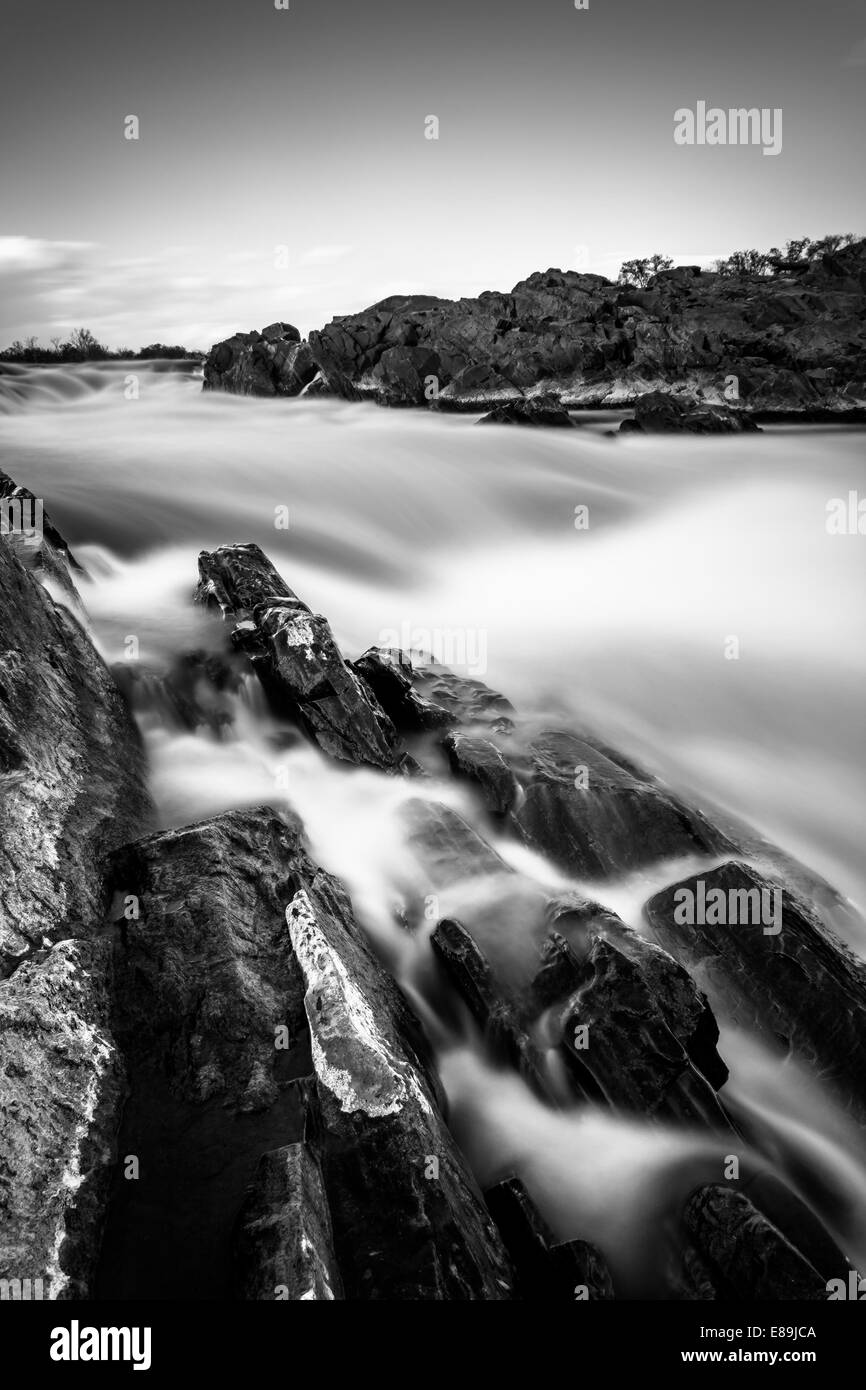 Une longue exposition de cascades sur la rivière Potomac, à Great Falls Park, en Virginie. Banque D'Images