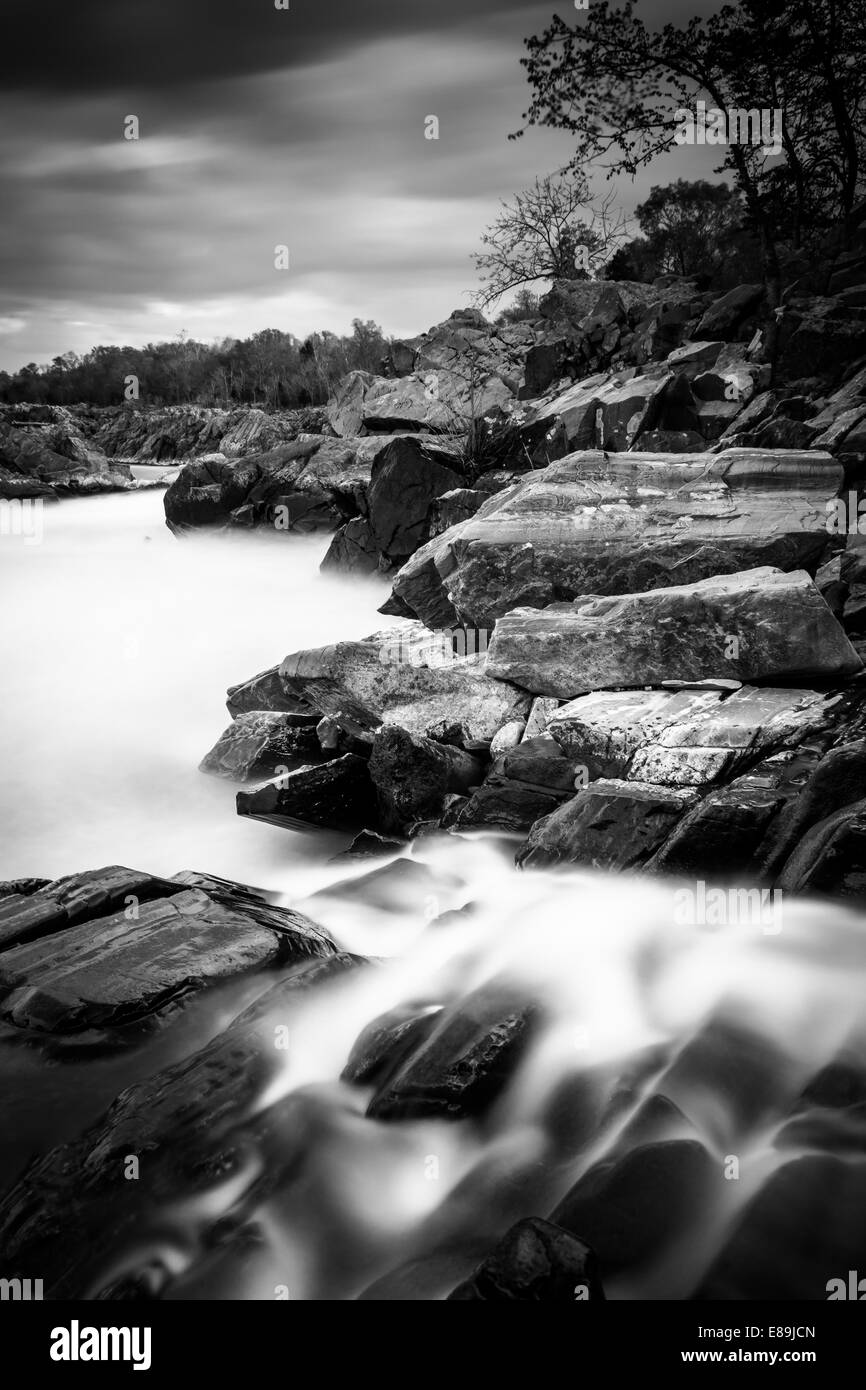 Une longue exposition de rapides sur la rivière Potomac à Great Falls Park, en Virginie. Banque D'Images