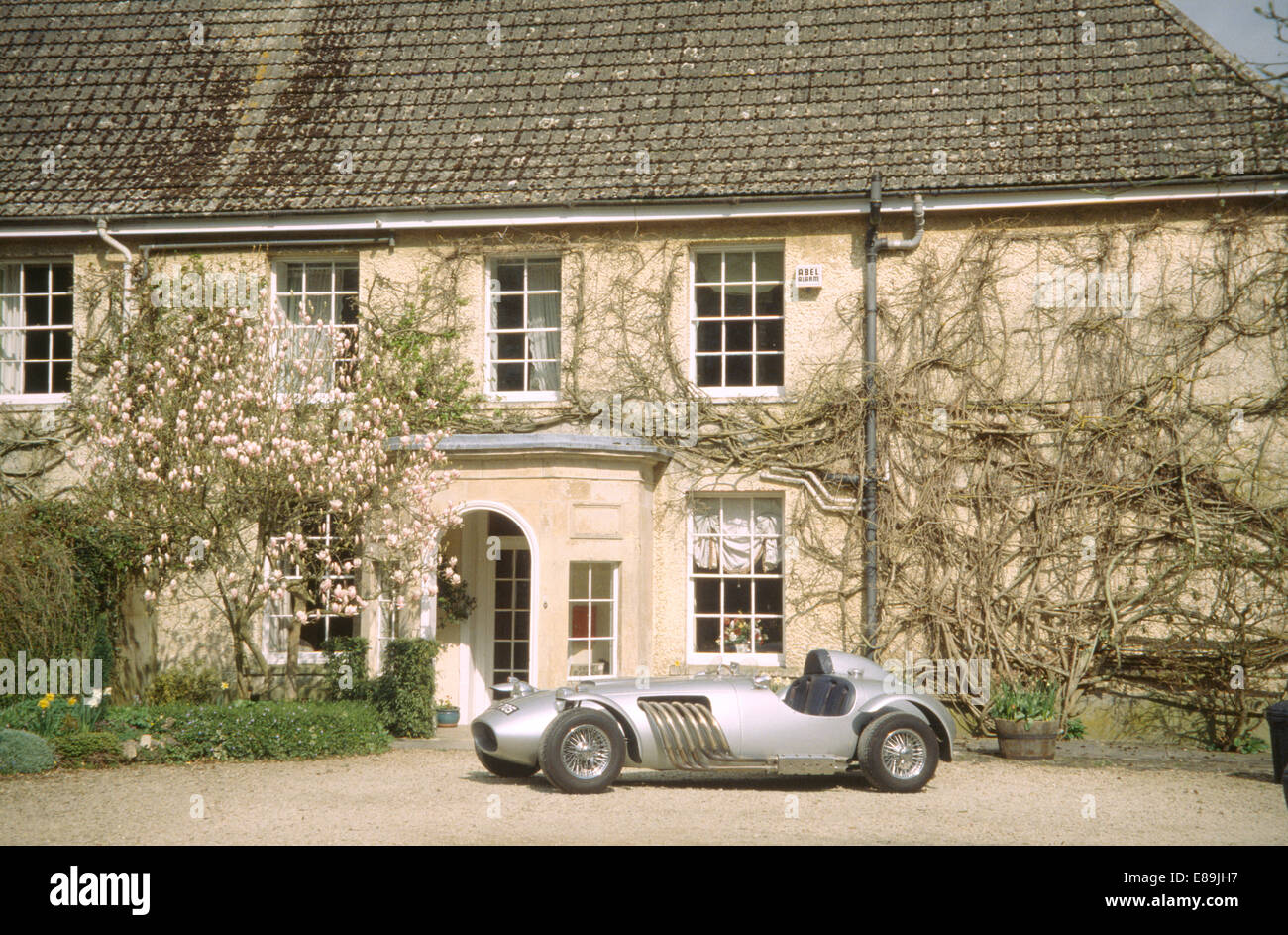 Voiture de sport vintage gris sur l'allée de grande maison de campagne Banque D'Images