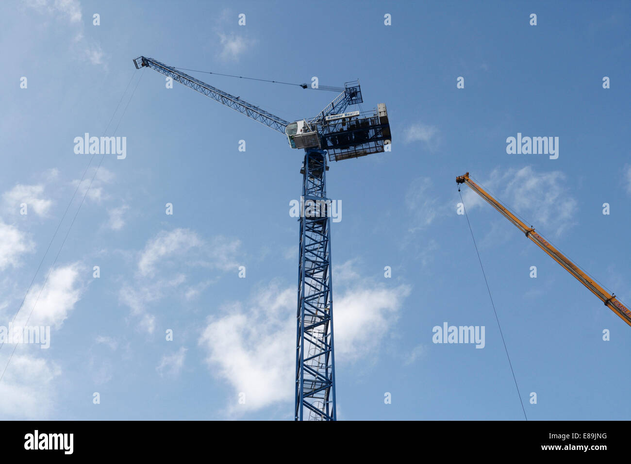 Grande grue sur un chantier Banque D'Images