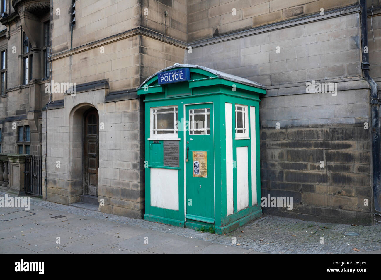 Police Box adjacent à l'hôtel de ville de Sheffield sur Surrey Street Sheffield centre-ville Angleterre bâtiment classé grade II Banque D'Images