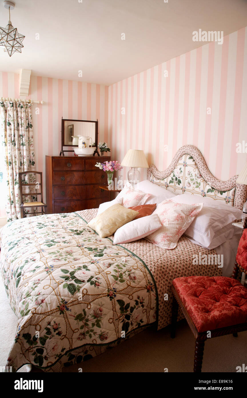 Téléchargement gratuit Images Papier Peint A Rayures Roses En Pays Chambre Avec Quilt Floral Et dernière par