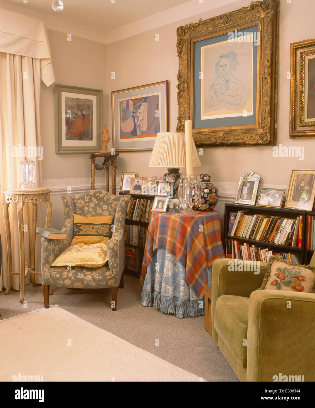 De grands cadres dorés photo tableau ci-dessus avec les chiffons en salon avec de confortables fauteuils Banque D'Images