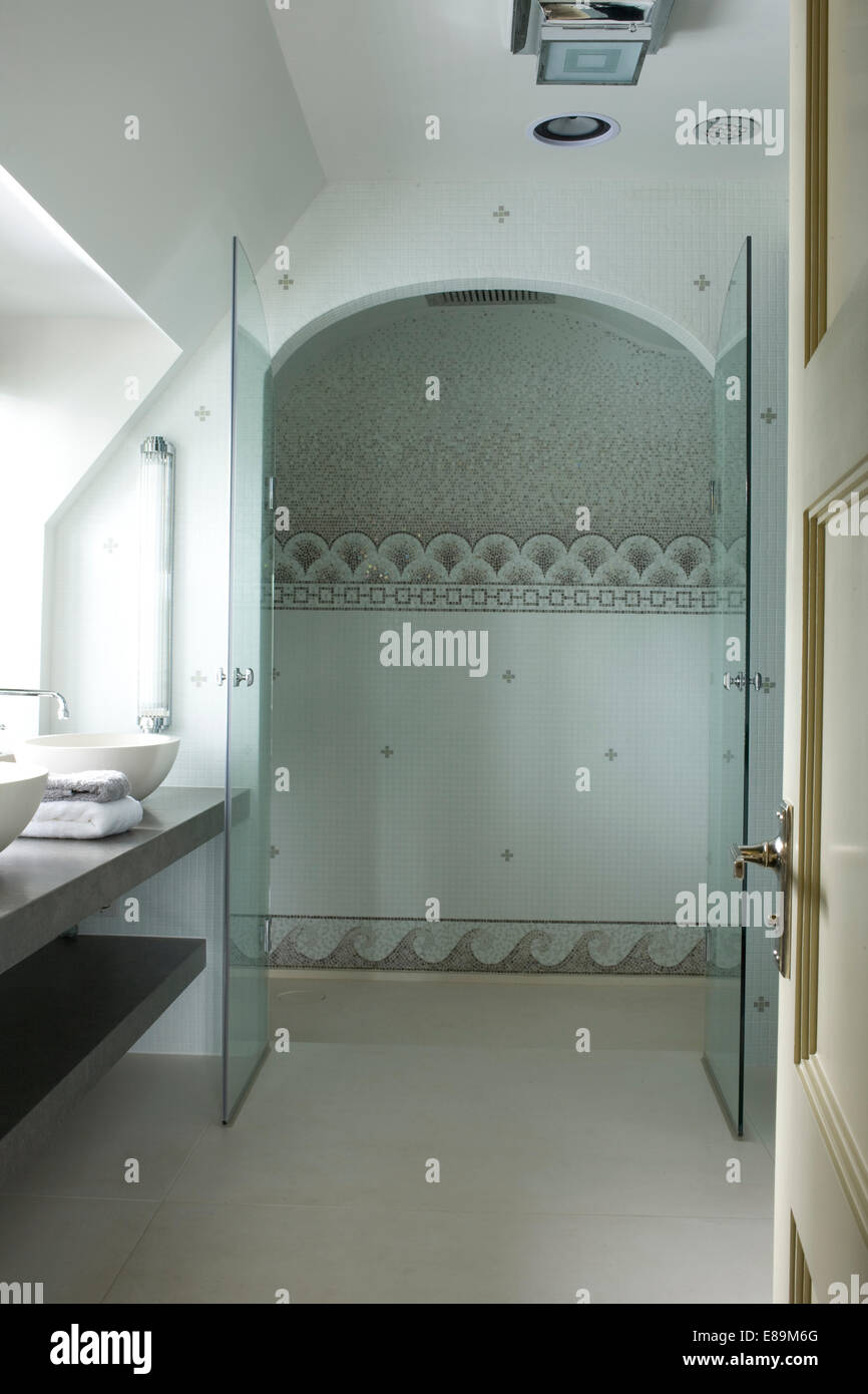 Double portes en verre pour douche carrelée de mosaïque dans la salle de bains moderne Banque D'Images