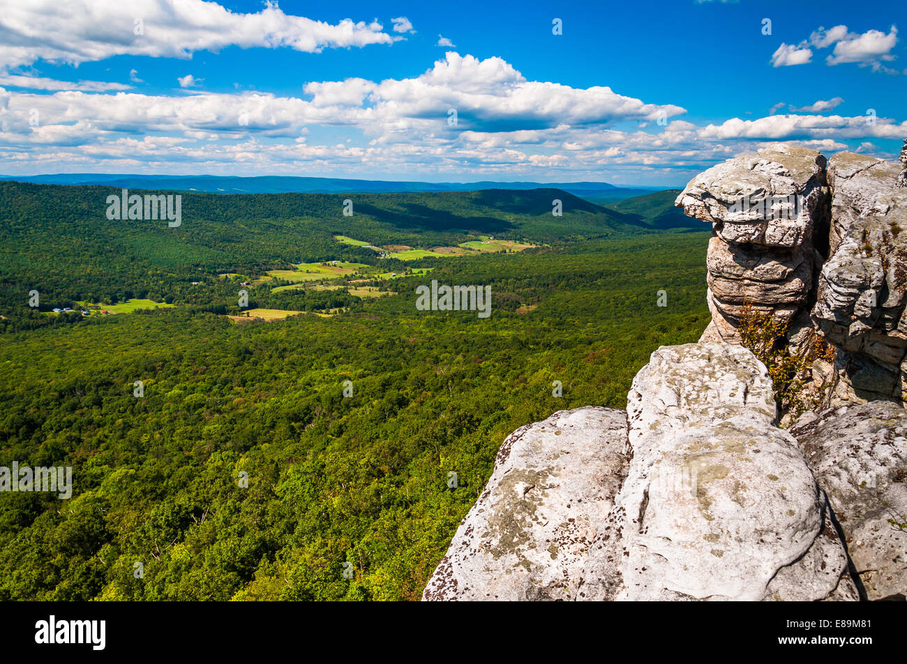 Vue sur les Appalaches de falaises sur Big Schloss, à George Washington National Forest, Virginia. Banque D'Images