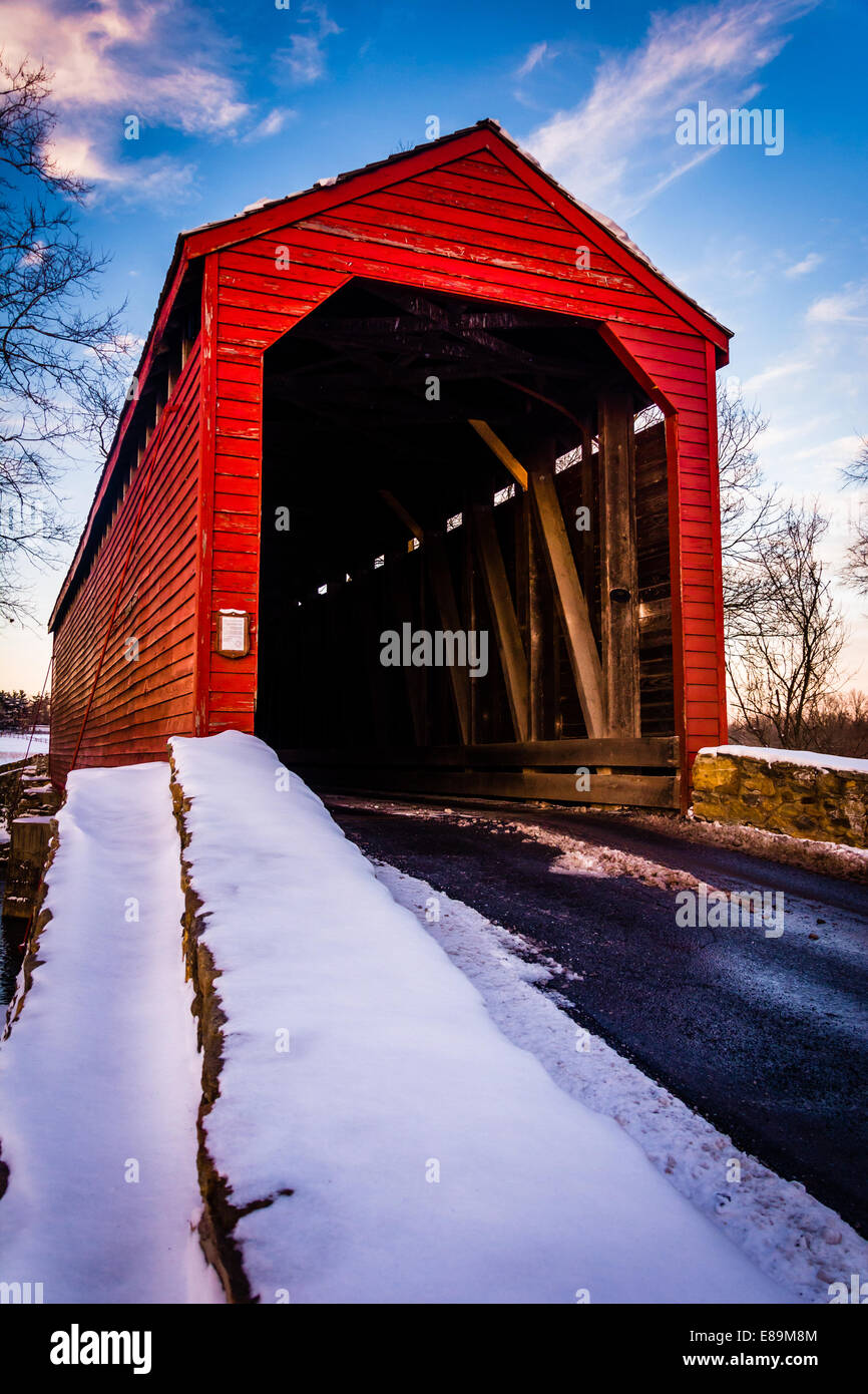 Vue d'hiver de Loy's Station Pont couvert de Frederick comté rural, au Maryland. Banque D'Images