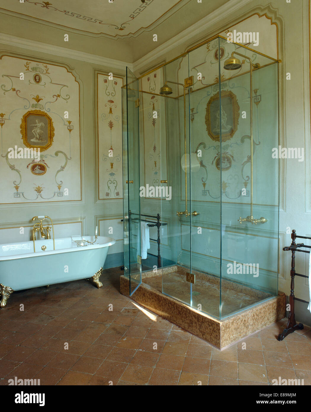 Cabine de douche en verre moderne et une baignoire dans la salle de bains  palazzo toscan avec carrelage en terre cuite Photo Stock - Alamy