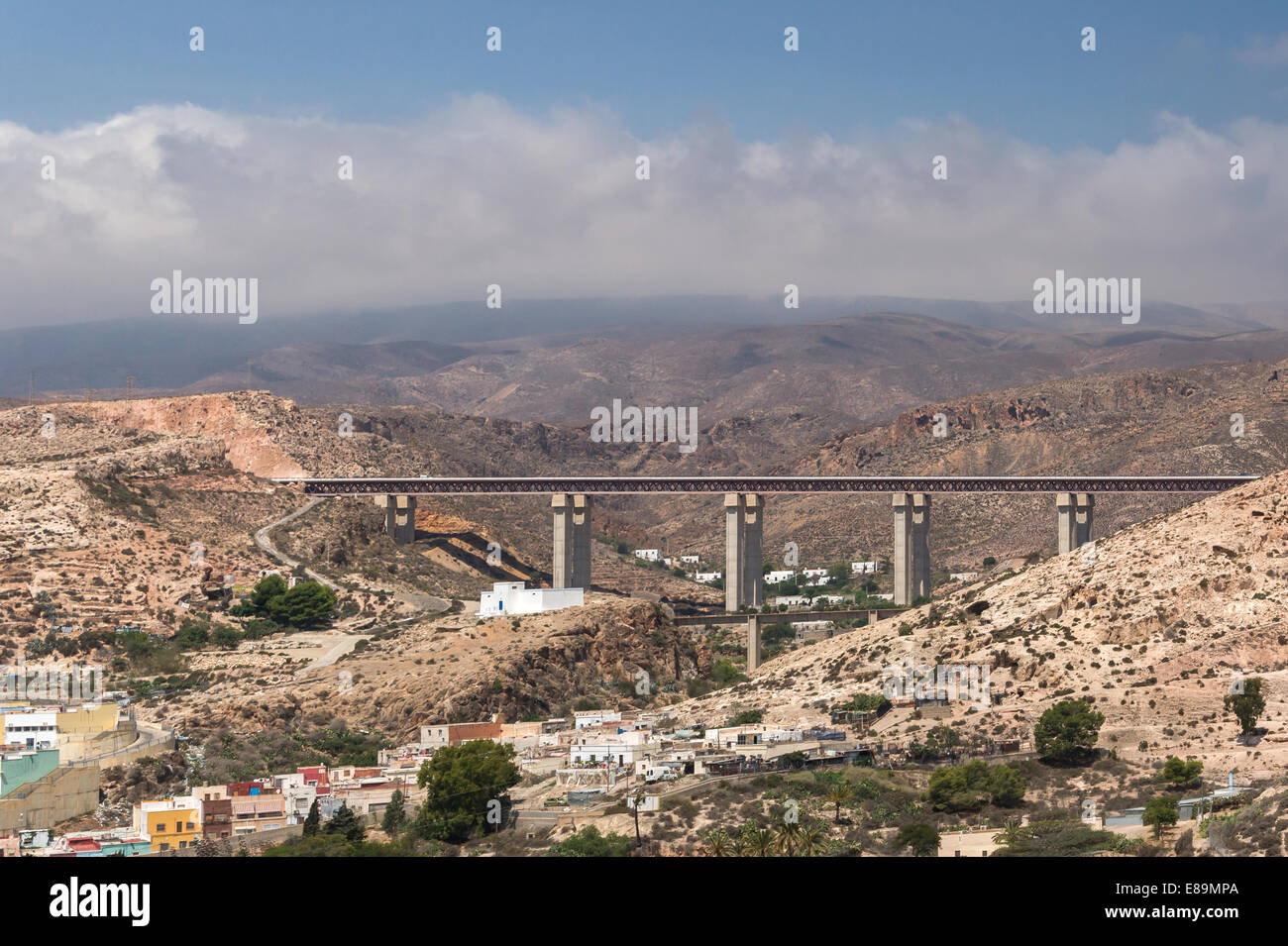 Pont de l'Autovia Del Mediterraneo" (A7), vue de collines de Almeria, Espagne. Banque D'Images