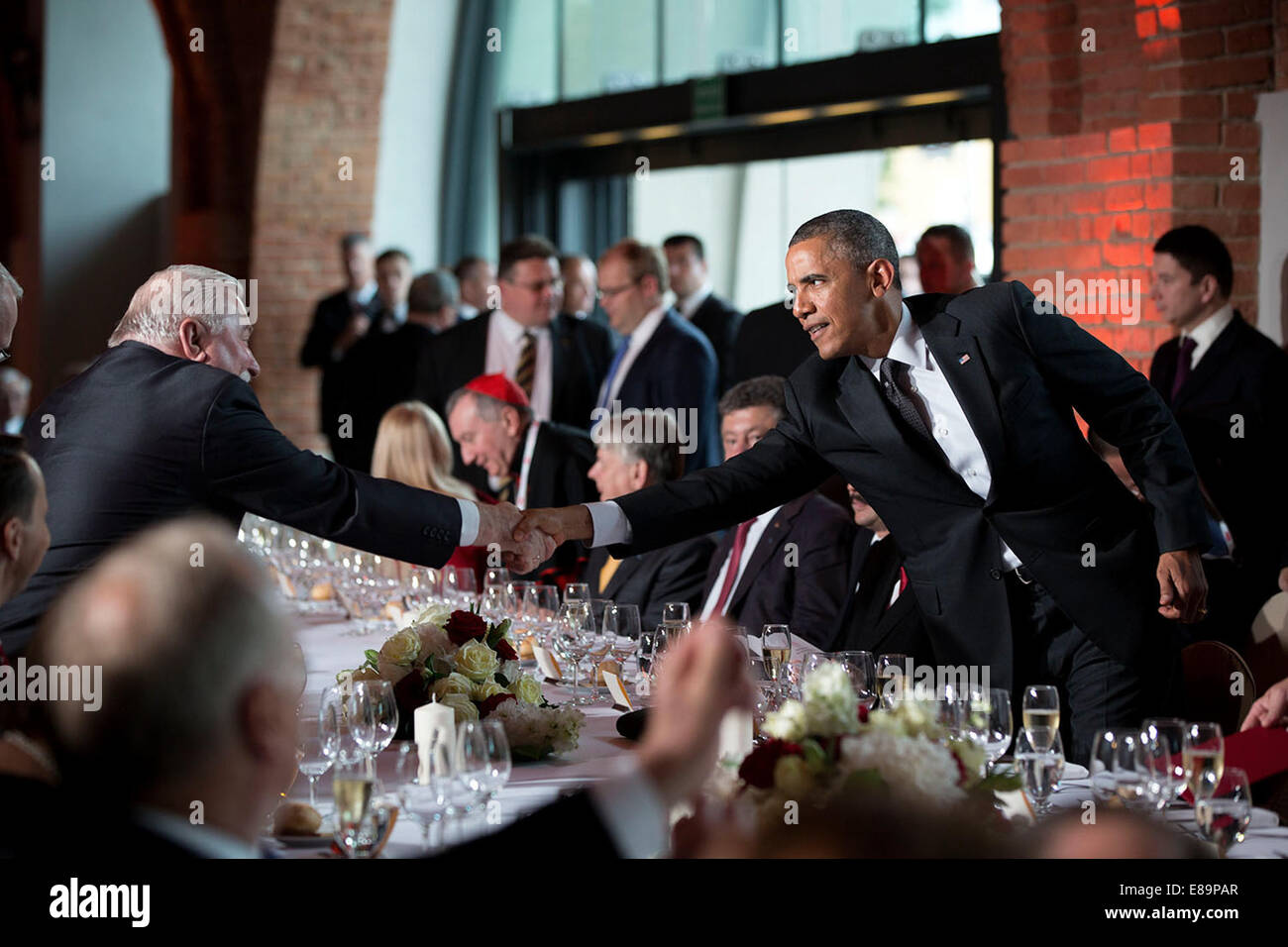 Le président américain Barack Obama serre la main avec solidarité co-fondateur et ancien président polonais Lech Walesa lors d'un dîner officiel offert par le Président Bronislaw Komorowski de Pologne au Château Royal de Varsovie, Pologne, le 3 juin 2014. Banque D'Images