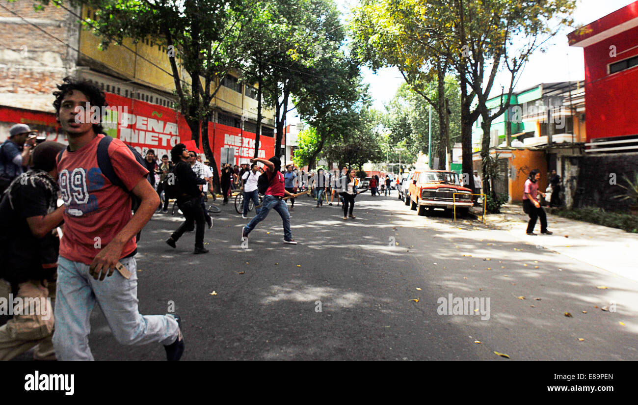 Veracruz, Mexique. 2 octobre, 2014. 'Anarchistes' ont défilé dans les rues de Veracruz à se souvenir du massacre d'étudiants le 2 octobre 1968 et les 43 élèves récemment disparus dans l'État de Guerrero. Credit : Raúl Méndez Velázquez/Pacific Press/Alamy Live News Banque D'Images