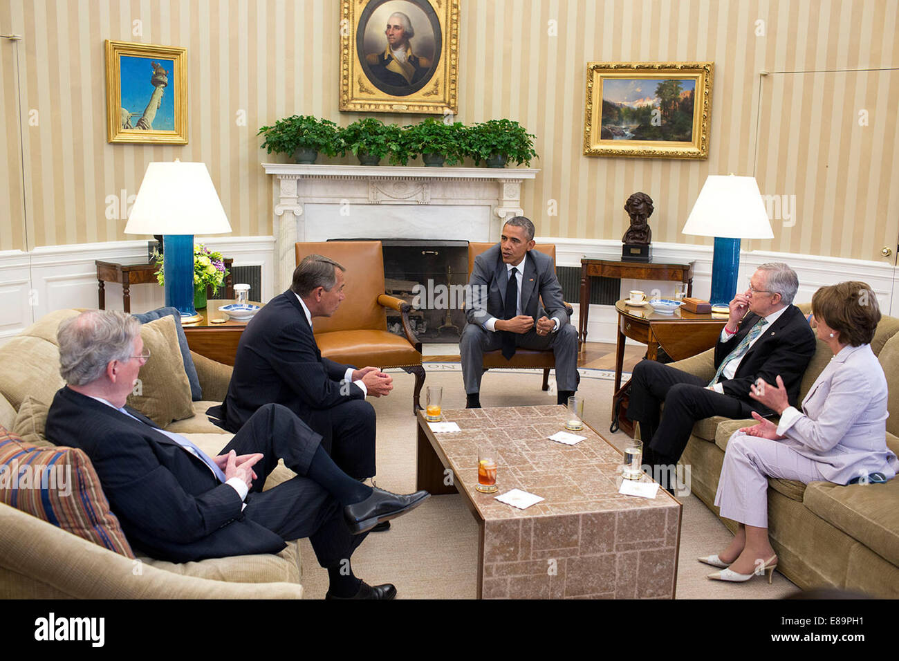 Le président Barack Obama rencontre les dirigeants du Congrès pour discuter de questions de politique étrangère, y compris la situation en Iraq, dans le bureau ovale, le 18 juin 2014. Assis avec le président de gauche à droite : le leader de l'opposition au Sénat Mitch McConnell, R-Ky. ; House Banque D'Images