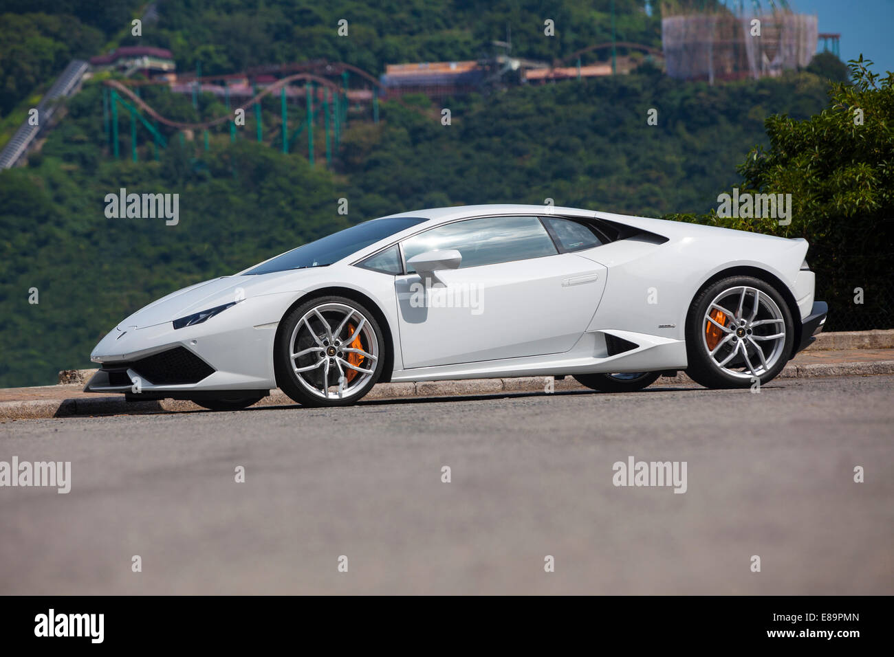 Aberdeen, Hong Kong, le 18 septembre 2014. Vue de côté de la nouvelle voiture de sport Lamborghini Ouragan, stationné près d'un chantier naval. Séance photo pour l'Asie Pacifique Boating Magazine. Banque D'Images