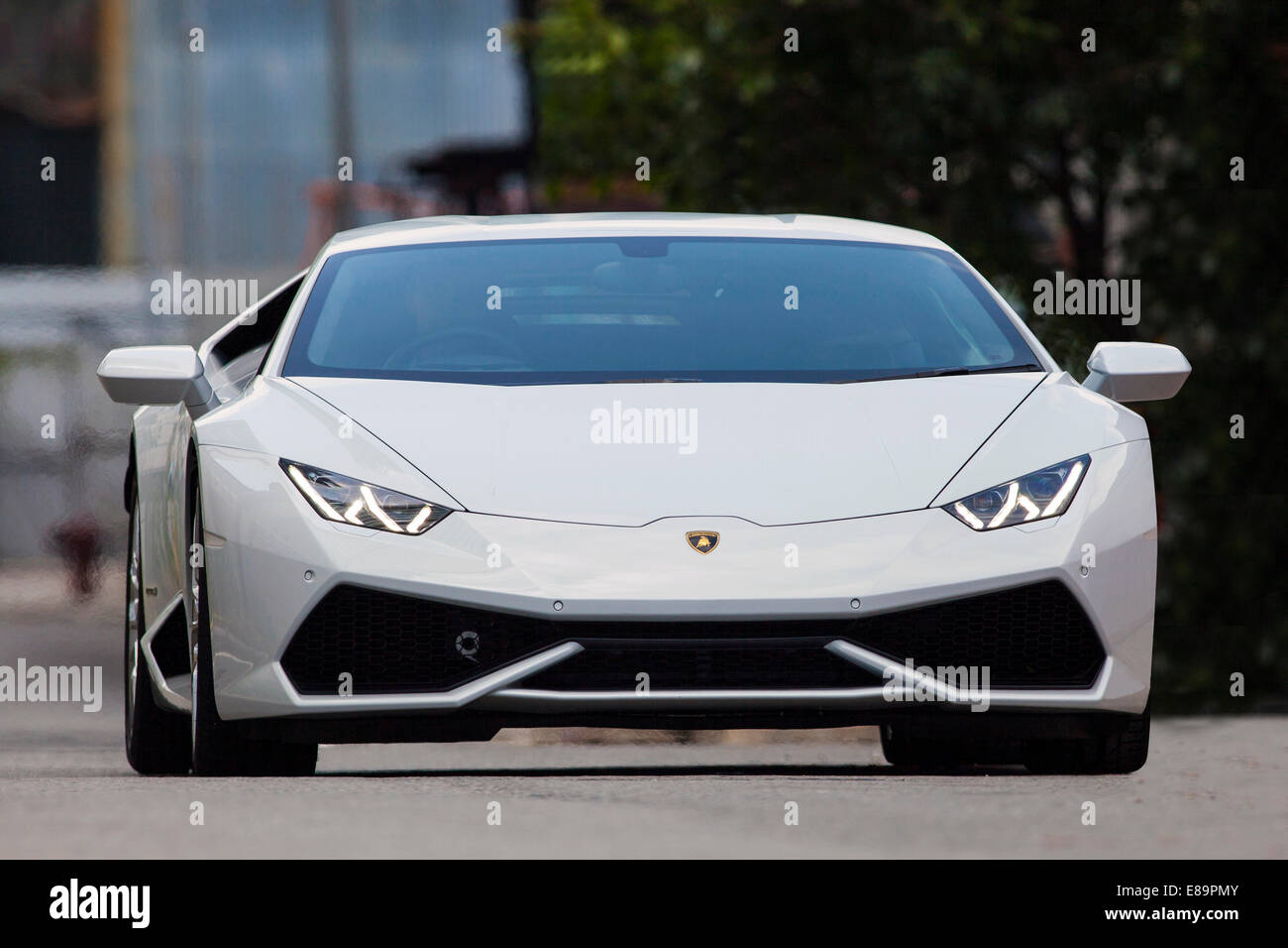 Aberdeen, Hong Kong, le 18 septembre 2014. Vue rapprochée de la nouvelle voiture de sport Lamborghini Ouragan, stationné près d'un chantier naval. Séance photo pour l'Asie Pacifique Boating Magazine. Banque D'Images