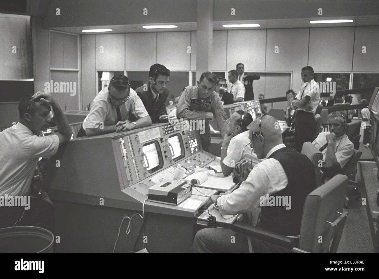 Vue sur les directeurs de vol console dans le centre de contrôle de mission (MCC), Houston, Texas, au cours de la vol Gemini 5. Assis à Banque D'Images