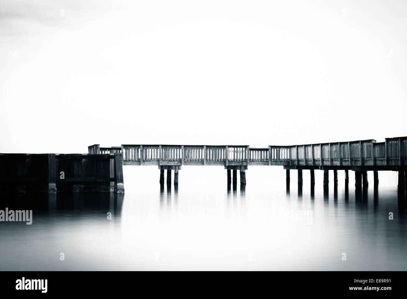 Petite jetée dans la rivière Patapsco, au Fort Armistead Park, à Baltimore, Maryland. Banque D'Images