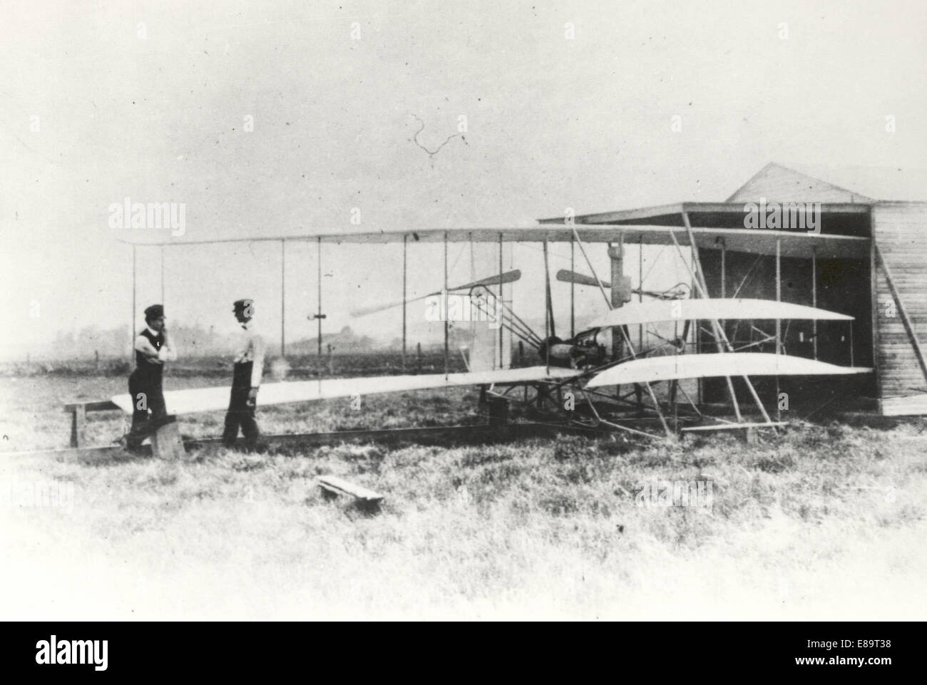 (1 mai 1904) Wilbur et Orville Wright avec Flyer II à des Prairies Huffman, à l'extérieur de Dayton, Ohio, le 1 mai 1904. Les Wright avaient beaucoup plus de difficultés de leurs avions à l'essai des Prairies Huffman à à Kill Devil Hills, en Caroline du Nord, en raison de l'absence de vent fort. Pour atteindre le besoin artificiellement la vitesse du vent de 27 milles par heure, les frères ont inventé une catapulte qui a fourni la vitesse supplémentaire nécessaire pour décoller. Le 7 septembre 1904, les Wrights testé la première catapulte et c'était un succès, donnant le Flyer II pour faire pousser une demi-mile de vols de longue durée. Image #  : wrightflyer- Banque D'Images