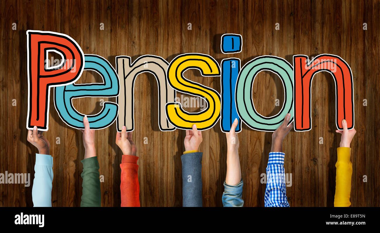 Groupe multiethnique de mains tenant Pension Lettre Banque D'Images