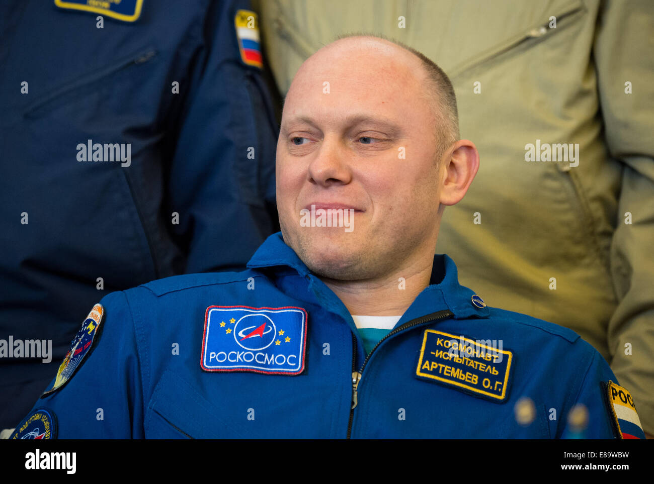 L'ingénieur de vol de l'expédition 40 Oleg Artemyev est vu lors d'une cérémonie de bienvenue et conférence de presse à l'aéroport Karaganda quelques heures après qu'il et Alexander Skvortsov de l'Agence spatiale fédérale russe (Roskosmos) et commandant de l'Expédition 40 Steve Banque D'Images