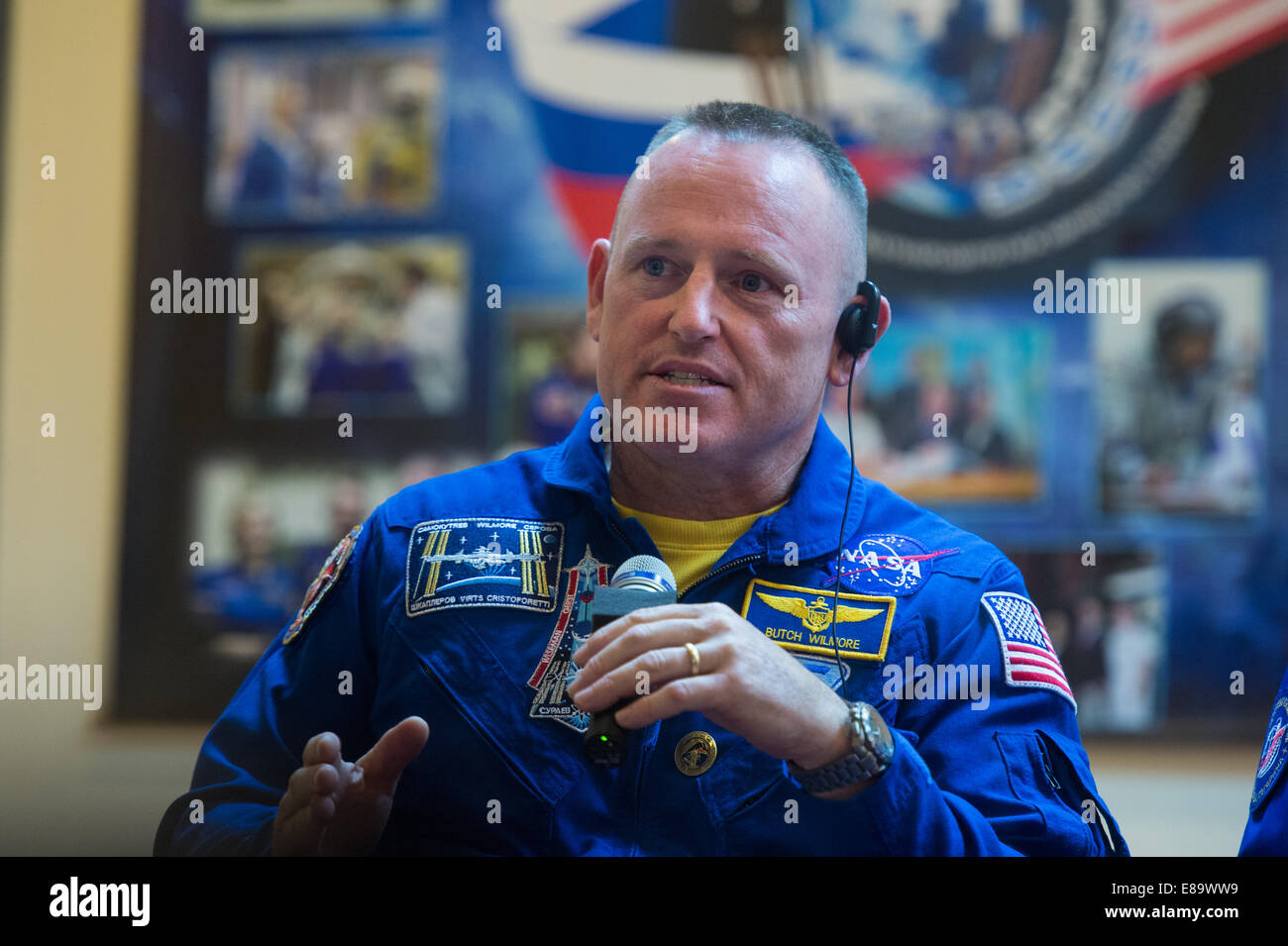 L'ingénieur de vol de l'expédition 41 Barry Wilmore de NASA répond à une question au cours d'une conférence de presse le mercredi, 24 septembre 2014, à l'hôtel cosmonaute à Baïkonour, au Kazakhstan. Lancement de la fusée Soyouz est prévue pour le 26 septembre et Wilmore, Ele Banque D'Images