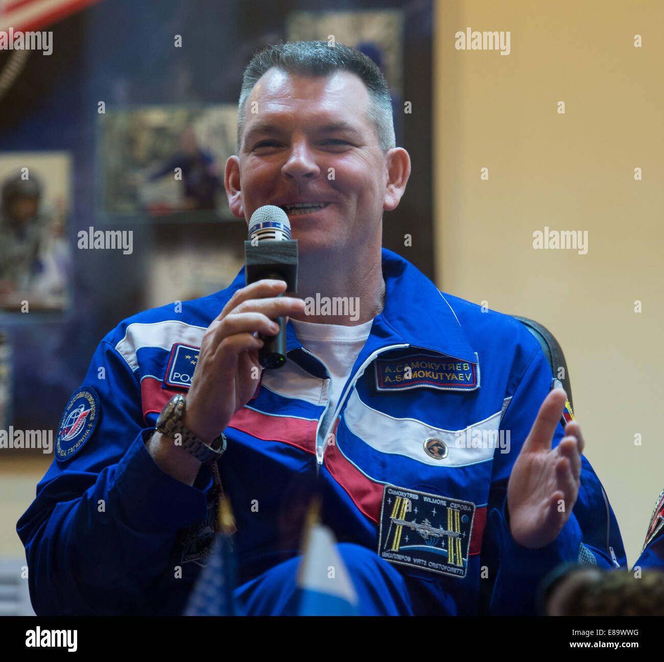 Expedition 41 commandant de Soyouz Alexander Samokutyaev de l'Agence spatiale fédérale russe (Roskosmos), répond à une question au cours d'une conférence de presse le mercredi, 24 septembre 2014, à l'hôtel cosmonaute à Baïkonour, au Kazakhstan. Lancement de la fusée Soyouz est s Banque D'Images