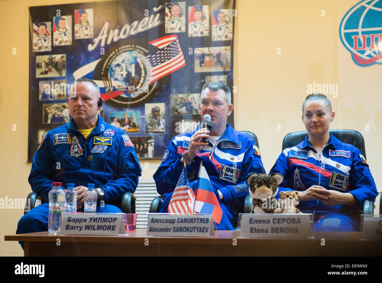 Expedition 41 commandant de Soyouz, Alexander Samokutyaev de l'Agence spatiale fédérale russe (Roskosmos), centre, répond à une question Banque D'Images