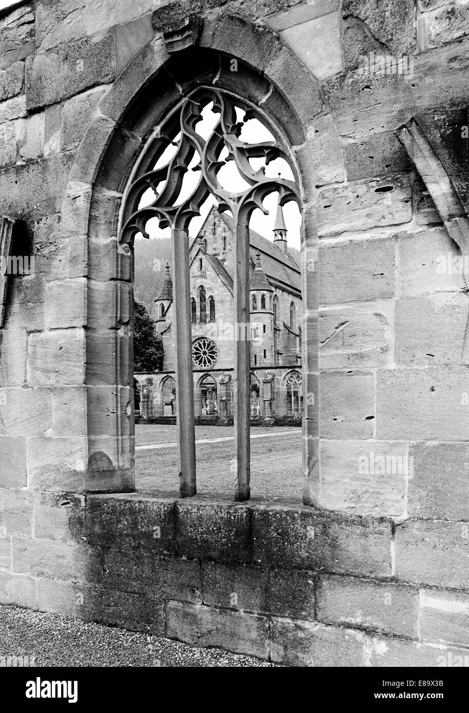 Achtziger Jahre, Blick durch ein Marienkapelle suis Masswerkfenster zur Benediktinerkloster Hirsau, Klosterruine dans Calw-Hirsau, Nordschwarzwald, Baden- Banque D'Images