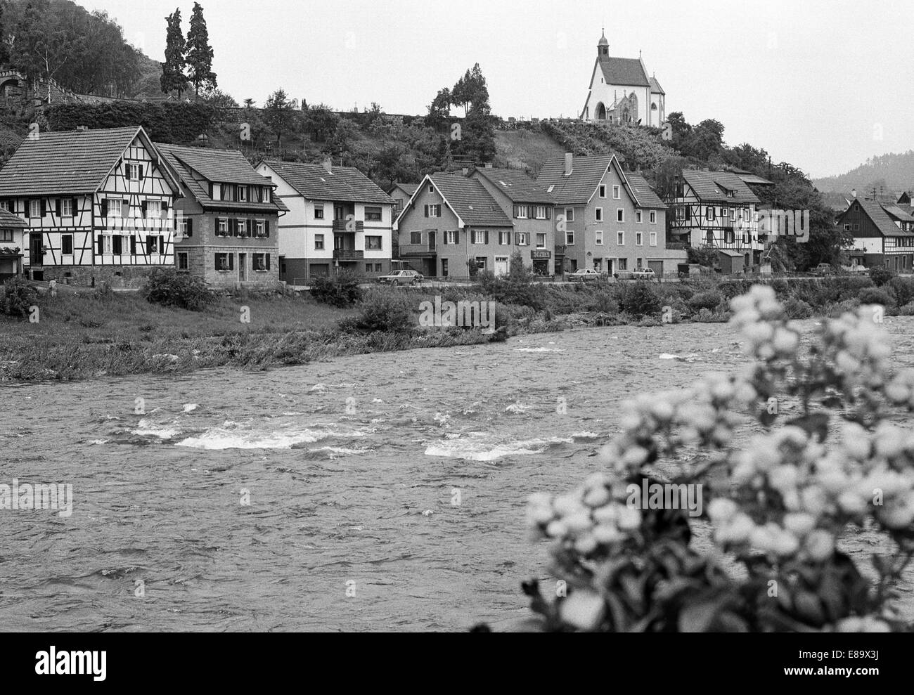 Achtziger Jahre, Flusslandschaft der Murg, Buergerhaeuser Friedhofskapelle St. Wendelinus und auf einer Anhoehe, Weisenbach, Murg, Nordschwarzwald, Banque D'Images