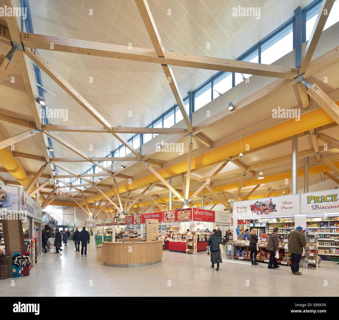 Le marché de Moor, Sheffield, Royaume-Uni. Architecte : Leslie Jones l'Architecture, 2014. Vue à l'intérieur du marché avec des stands Banque D'Images