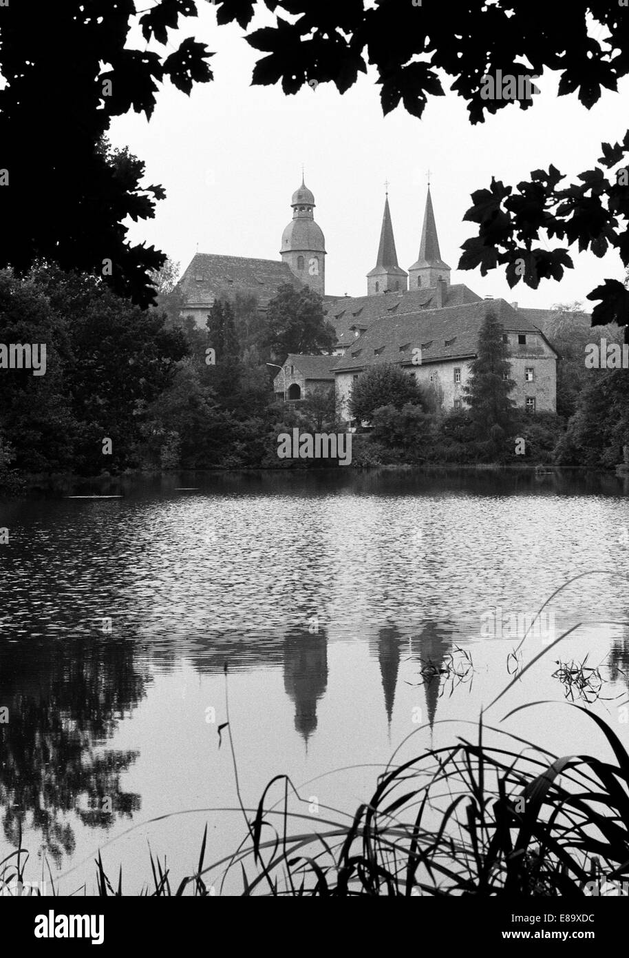 Achtziger Jahre, Blick über einen Teich Zur Abtei und Klosterkirche Marienmuenster, Weserbergland, Nordrhein-Westfalen Banque D'Images