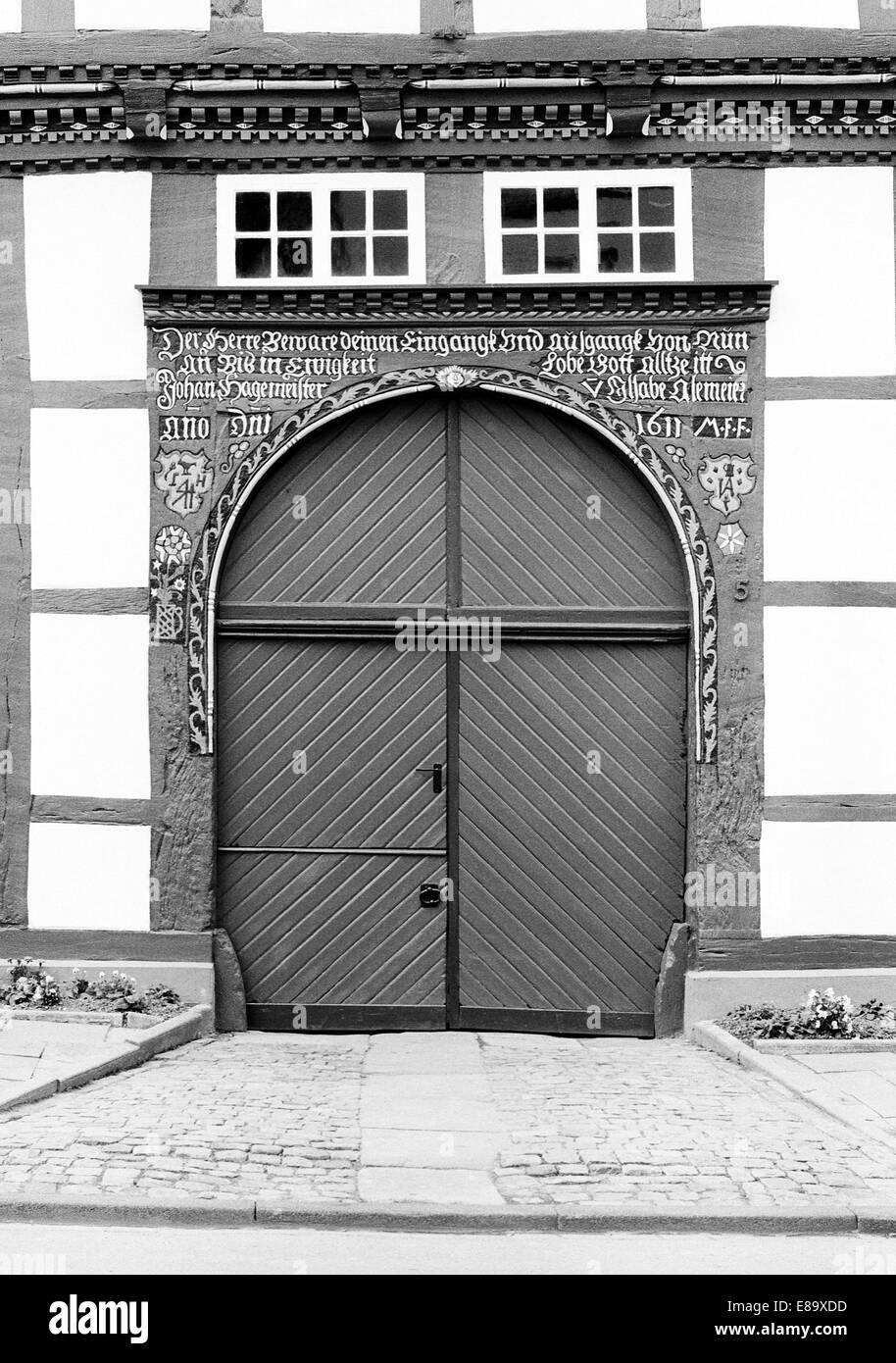 Achtziger Jahre, Praechtige Segensspruch Holzschnitzereien und einem über Eingangstor une einem Fachwerkhaus in Schwalenberg, Dörentrup, N Banque D'Images